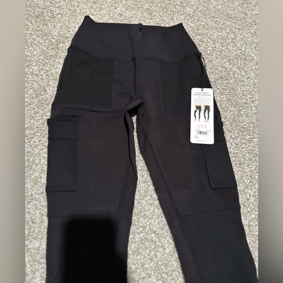 Alo High-Waist Cargo Legging, NWOT, Black, 4 pockets, new! Size M and XS - Picture 5 of 9